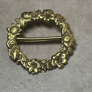 Vintage gold tone floral wreath brooch pin